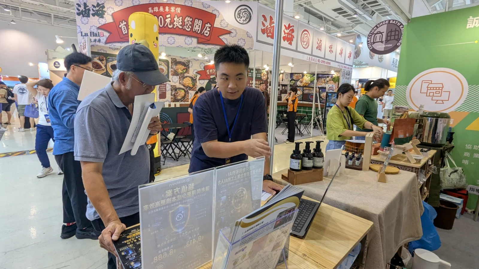拓耕資訊於展會現場介紹產品與服務